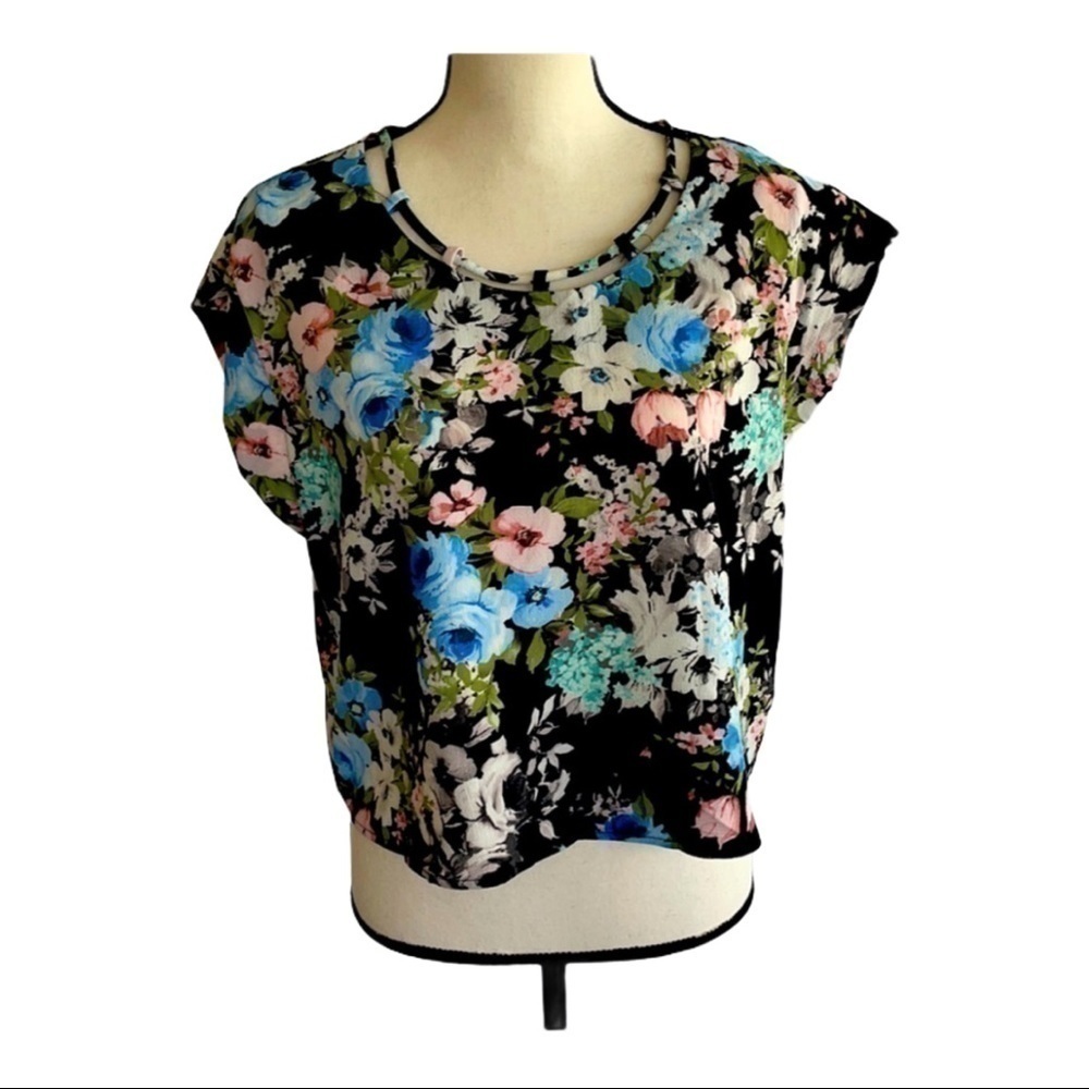 ❤️FOREVER 21❤️ ladies floral blouse size (S)